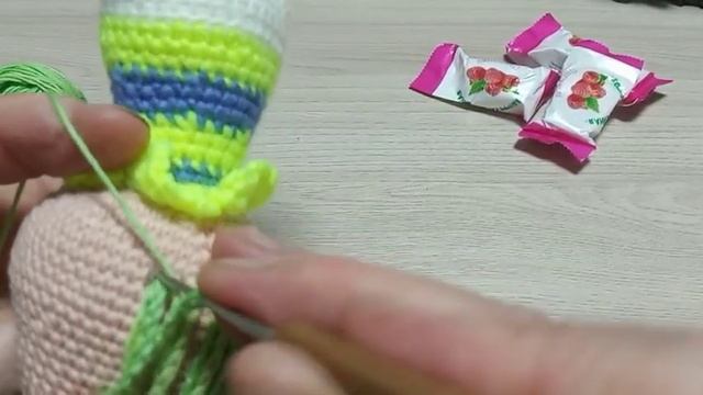 Как можно связать крючком волосы кукле. смотреть онлайн