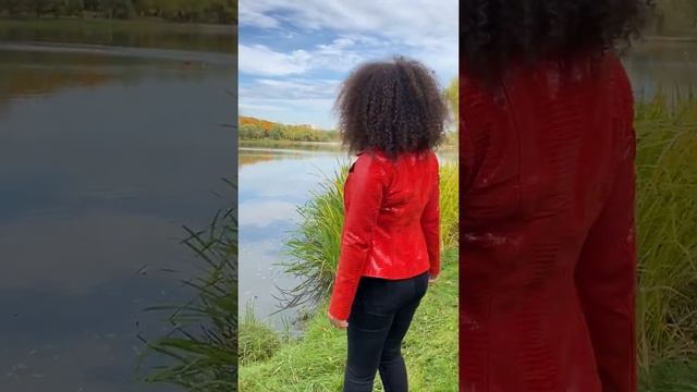 Куртка кожаная, производство Турция, модель «Косуха», накат на коже под рептилию, цвет красный смотреть онлайн