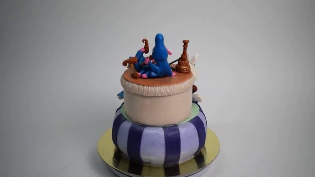 Торт Алиса в стране чудес из мастики