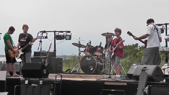 AC/DC - Thunderstruck ► ПАЦАН КРУТО ИСПОЛНИЛ УЛИЧНЫЙ COVER смотреть онлайн