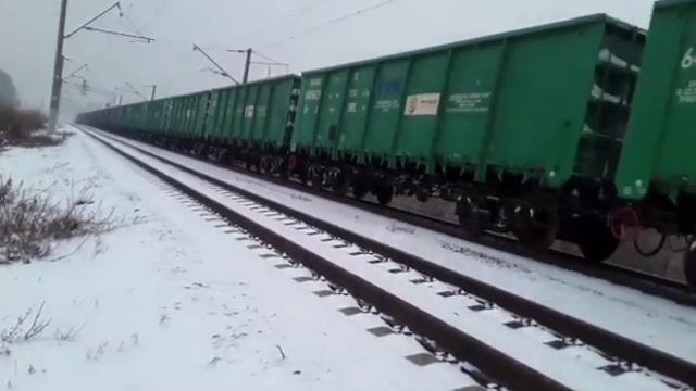 "Идём на взлёт".3эс5к-235 "Ермак" с грузовым поездом следует через разъезд "13 км". смотреть онлайн