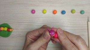 Лепим из пластилина гусеницу.