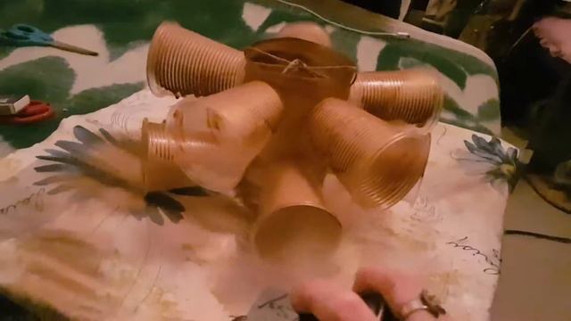 ЛЮСТРА ИЗ СТАКАНОВ И БУТЫЛКИ -ПЛАСТИКОВЫХ ЧАСТЬ =2 смотреть онлайн