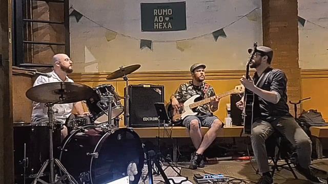 Releitura da música Berimbau, de Baden Powel e Vinicius de Moraes por Yakanga. смотреть онлайн