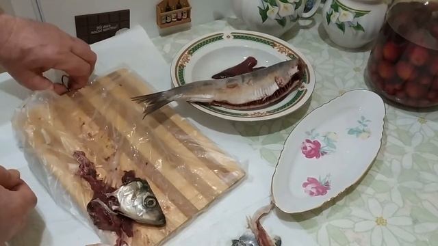 ?БЫСТРЫЙ СПОСОБ ОЧИСТИТЬ И РАЗДЕЛАТЬ СЕЛЁДКУ ОТ КОСТЕЙ смотреть онлайн