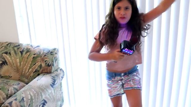 Maria Clara finge ser cantora com microfone mágico e vence concurso de talentos ? смотреть онлайн