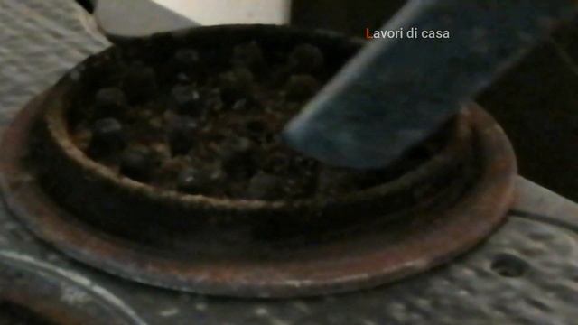 MANUTENZIONE PULIZIA STUFA A LEGNA INTASATA PIENA DI CENERE E CHIODI смотреть онлайн