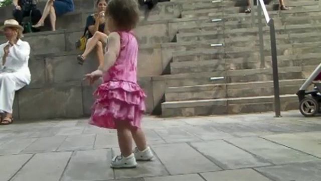 Manny Plays polka for baby Melanie at Alice Tully Hall, Lincoln center 26June2010 Play Me I'm Your смотреть онлайн
