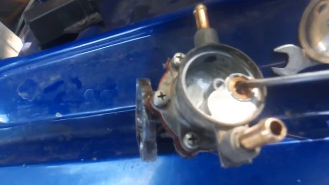 Как быстро отремонтировать бензонасос на карбюраторном автомобиле ВАЗ если он сломался в дороге смотреть онлайн