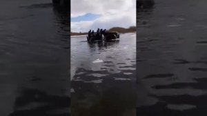 Вездеход Леший 2  на ураганах, плывëм 5 человек.