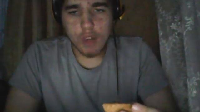 Слава делает обзор на бутерброды со шпротами ASMR Eating