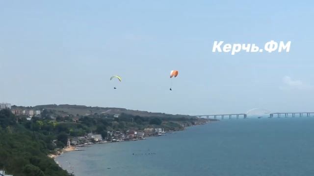 Увидеть Керчь с высоты птичьего полета – над городом летали парапланеристы смотреть онлайн