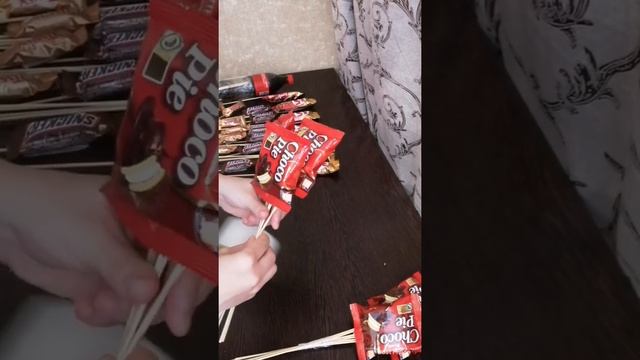 Букет из конфет и колы???,фуд флористика ?