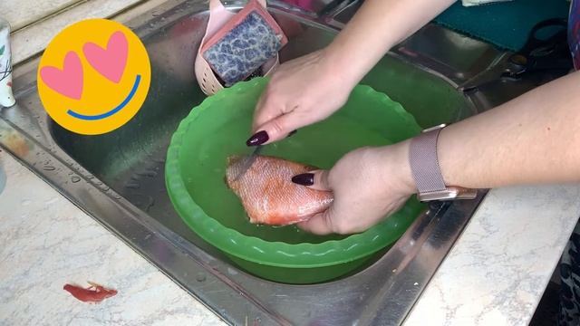 ЛЁГКАЯ ЧИСТКА РЫБЫ. Как сделать, чтобы не разлеталась чешуя? смотреть онлайн