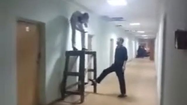 Пьяные мужики отжигают в общаге смотреть онлайн