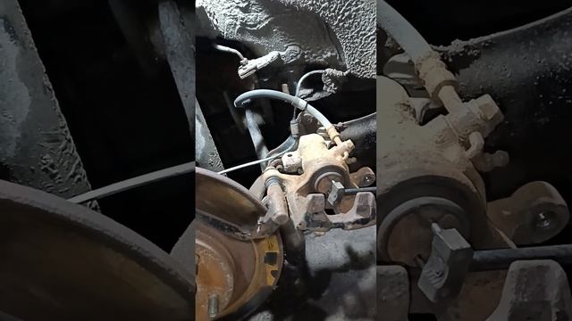 подводка (вдавливание)поршня заднего тормозного суппорта на Mazda 6 2010 г.в. смотреть онлайн