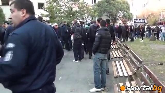 The police push out the fans of CSKA (Sofia) смотреть онлайн