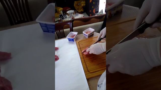 как приготавливает муж мясо для шашлыка,будем наслаждаться. смотреть онлайн