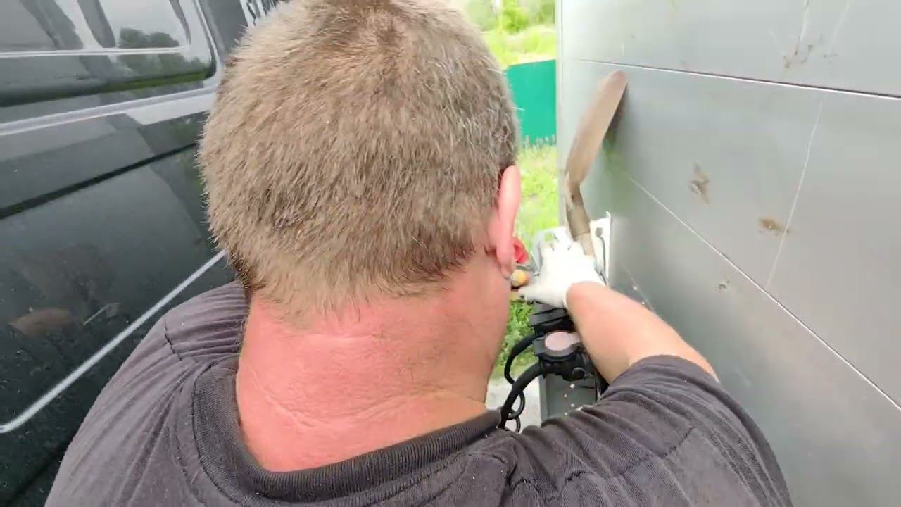 Стажёр открывает и закрывает крышу полуприцепа. Учимся производить расцепку и сцепку тягача с П/П. смотреть онлайн