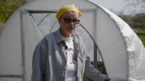 Накрываем каркас теплицы тентом. Прочный укрывной материал.