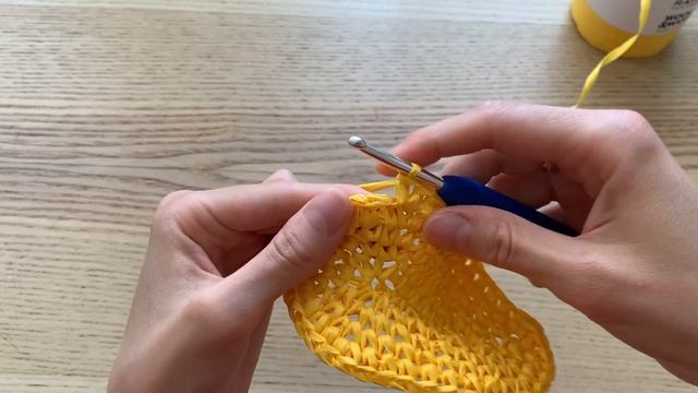 Шляпа Федора крючком из рафии с дном капелька. Смотри простой видеоурок. смотреть онлайн