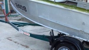 Работа домкрата на прицепе для перевозки лодок