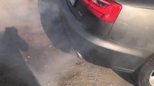 Дымит Audi A6