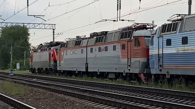 «Эксклюзив!» Сплотка старых красных электровозов ЧС7-014, ЧС7-020, синего ЧС7-016 и ЭП20-058 смотреть онлайн