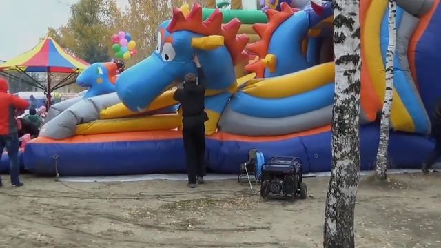 Батут "сдох". Придавлены и напуганы дети. Советский ХМАО 19.09.2015г. смотреть онлайн