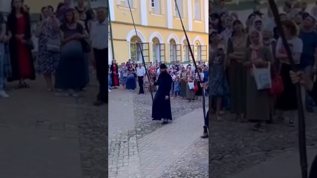 Свято-Успенский Псково-Печерский монастырь, колокольный звон на Праздник Всех святых смотреть онлайн