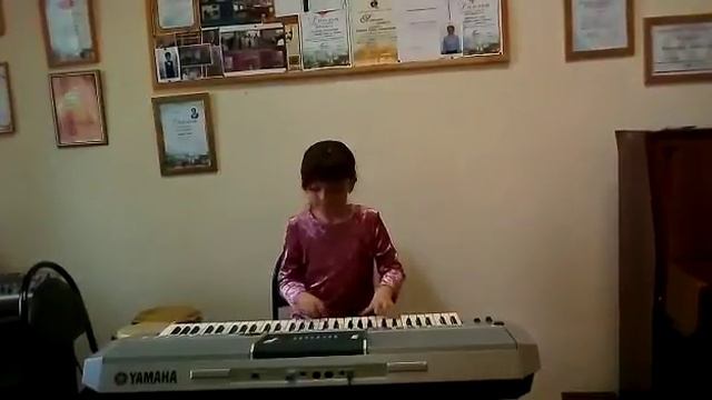 За синтезатором Маша, 8 лет, "Сладкая конфета" смотреть онлайн