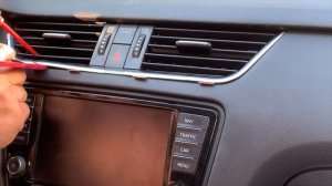 Як зняти центральний дефлектор Škoda Octavia A7?