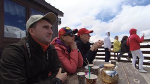 Кавказ день 3-й. Азау. Гора Эльбрус. Чай в кафе Вершина 3500 с видом на Эльбрус.