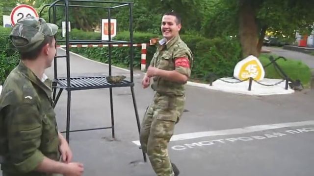 Русская армия прикол караси танцуют / Russian army fun spirit dance смотреть онлайн