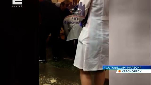 В поликлинике пенсионерка упала на лестнице и попала в реанимацию смотреть онлайн