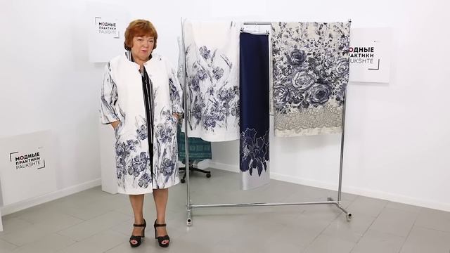 Показ готового изделия. Обзор пальто. Легкое пальто из купона с синими цветами. смотреть онлайн