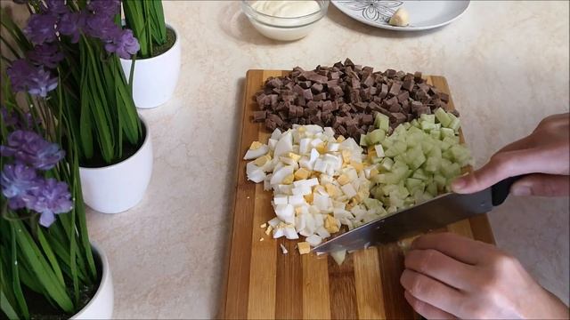 Салат со свежим огурцом и отварным мясом. Готовим БЫСТРО и ВКУСНО. Выпечка и кулинария смотреть онлайн