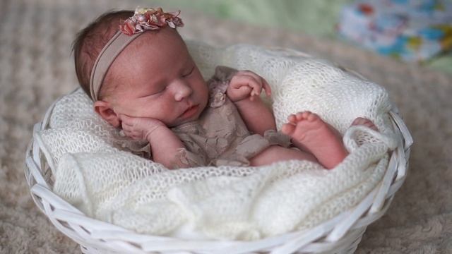 Фотографируем Новорождённого дома в реквизите (в корзинке). Позировка на спине, позировка на боку. смотреть онлайн