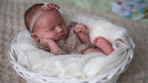 Фотографируем Новорождённого дома в реквизите (в корзинке). Позировка на спине, позировка на боку.