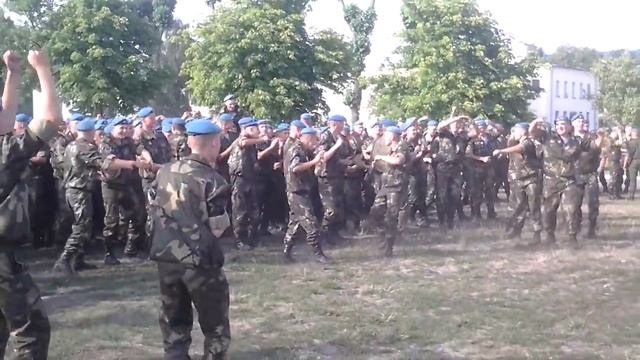 День ВДВ. Брест. 38 Мобильная бригада. Танцы десантников под "Оранжевые сны" смотреть онлайн