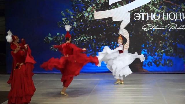 Выступление участников теарта танца "Конопушки" в Москве в Гостином Дворе смотреть онлайн
