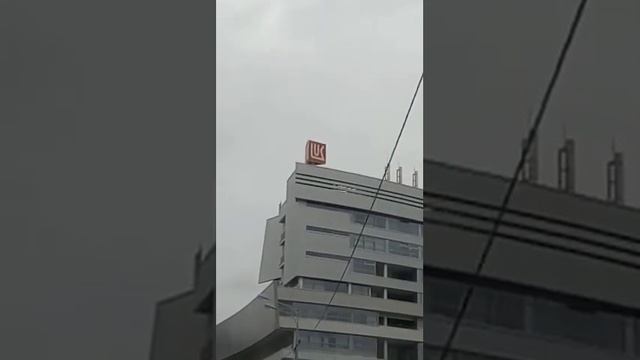 Вращающийся логотип на крыше смотреть онлайн