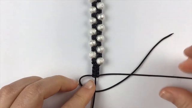 Как завязать узел на браслете | Шамбала браслет из бусин | Браслет из ниток смотреть онлайн