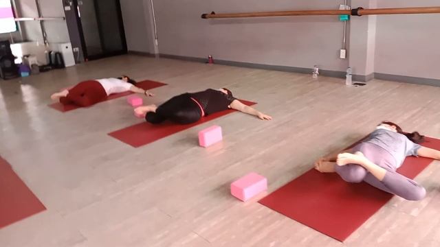 Bring yourself to relax and stretching смотреть онлайн