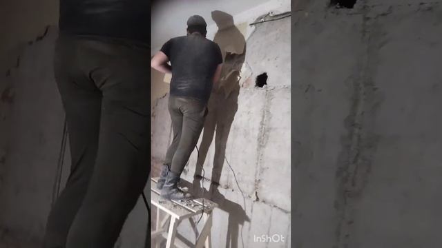Демонтаж штукатурки в Сталинке #демонтаж #ремонт #shortsyoutube #construction #стройка смотреть онлайн
