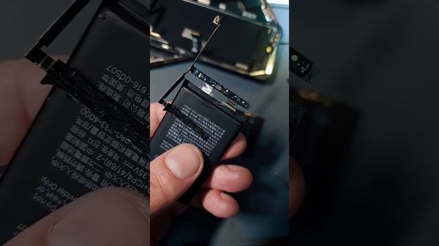 Как заменить батарею на iPhone XS Max. Замена аккумулятора на iPhone смотреть онлайн