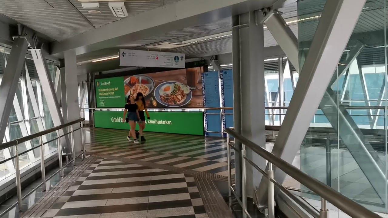 Как защищаются от жары и дождей в Куала-Лумпуре смотреть онлайн
