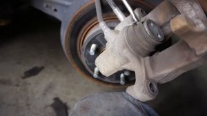 Замена ЗАДНИХ тормозных колодок на МАЗДЕ