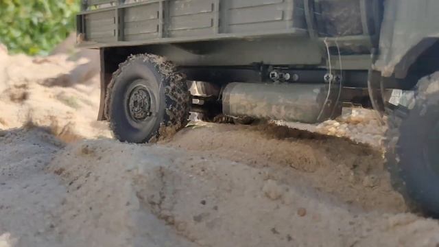 RC ГАЗ 66 взбирается на песчаную гору. WPL B24KM 1:16 sand off road action смотреть онлайн