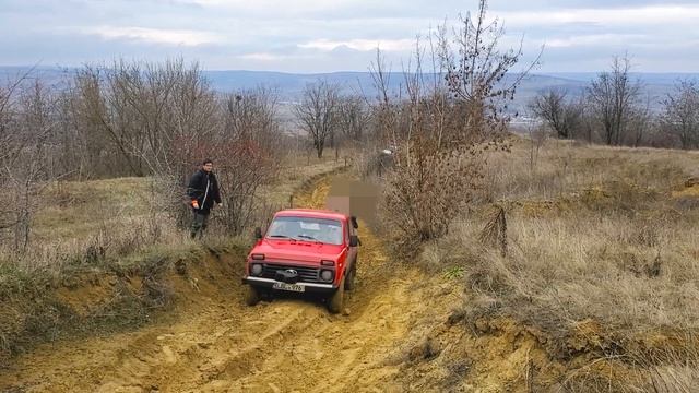 Что может стандартная Нива?! Полный сток против тюнинга или кто дальше проедет? смотреть онлайн